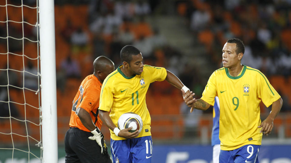 DOBBEL ROBINHO: Robinho fikk gratulasjoner av Luis Fabiano etter at City-spissen nikket inn sitt andre m�l mot Tanzania i g�r. Foto: AP/Rebecca Blackwell