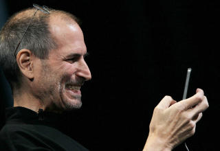 SMIL TIL KAMERAET: Apple-sjef Steve Jobs smiler her til det framovervendte kameraet som er bygget inn i iPhone 4, som ble presentert i kveld. Foto: Justin Sullivan/Getty Images/AFP/Scanpix