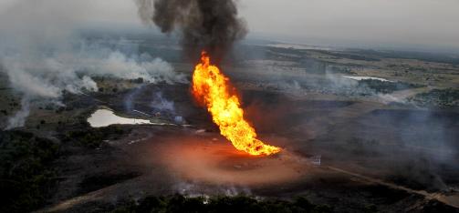  VRIENT � SLOKKE:  Det brenner kraftig der naturgassen lekker ut, mange timer etter at en gravemaskin slo hull p� r�rledningen under bakken. FOTO: AP/SCANPIX.