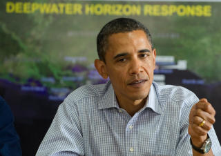 NYTT KRAV: Olje fra den lekkende dyphavsbr�nnen i Mexicogolfen samler seg rundt en eremittkreps p� Grand Terre Island i Louisiana. USAs president Barack Obama vil n� be oljeselskapet BP om � sette av penger til erstatningskrav i kj�lvannet av oljeutslippet, sier tjenestemenn i Det hvite hus. Foto: AFP/Scanpix