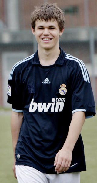 REAL MADRID-SUPPORTER: Det vises ogs� p� dr�mmelaget til Carlsen, som best�r av �tte n�v�rende eller tidligere spillere fra den spanske storklubben. Foto: AFP PHOTO /DANIEL SANNUM LAUTEN