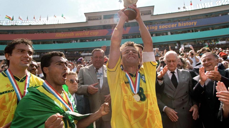 JA TIL SEX OG B�RST: Brasil-verdensmester branco (venstre) sier han, Romario og de andre tok seg b�de et par drinker og hadde seg med konene sine under VM i 1994. Det kan v�re kaptein, n� landslagssjef, Dunga (med pokalen) har litt andre regler i �r.Foto: SCANPIX/AFP/TIMOTHY CLARY
