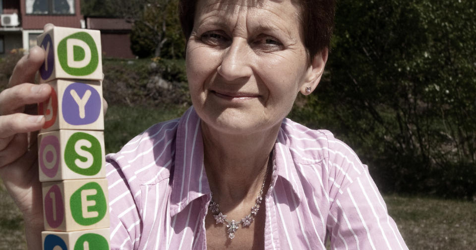 FIKK HJELP TIL SLUTT: Anne Danielsen l�rte � lese som voksen. Hun oppfordrer alle som har lese- og skrivevansker til � benytte seg av retten til fornyet grunnoppl�ring. Foto: ERIK HATTREM