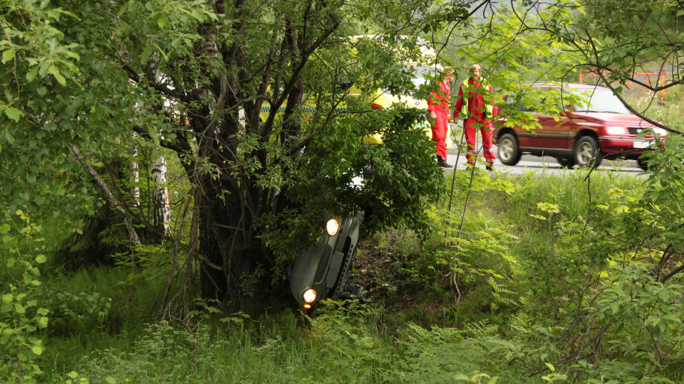 KJ�RTE UT: 22-�ringen som satt i denne bilen flyktet fra �stedet etter � ha kj�rt ut. Han er n� til behandling ved sykehuset i Skien.Foto: Espen Isaksen