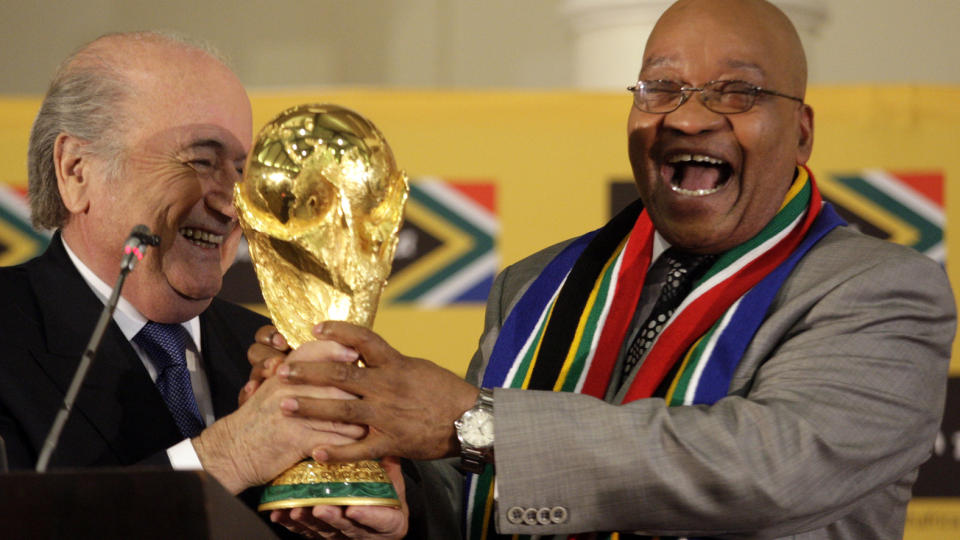 TO GLADE GUTTER: Jacob Zuma og Sepp Blatter med VM-trofeet p� en pressekonferanse i Pretoria. Begge to har �konomiske svin p� skogen. Foto: AP/Themba Hadebe/Scanpix