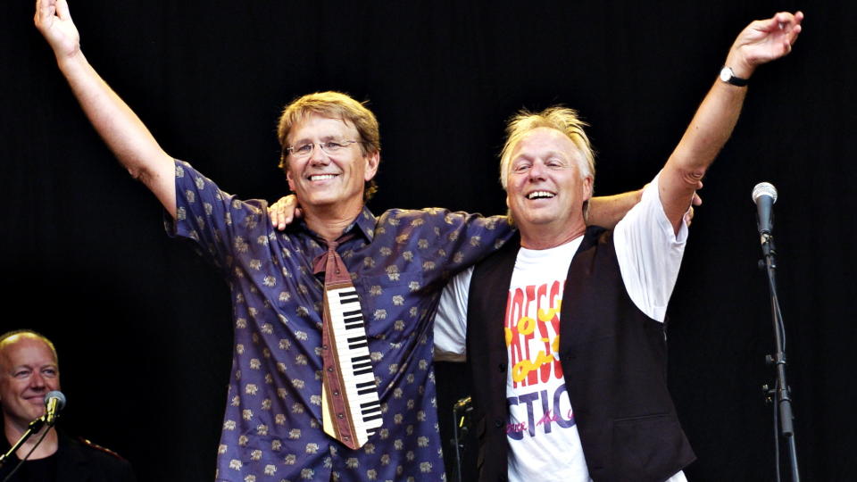 VIL HYLLE GUSTAV LORENTZEN: Lars Lillo Stenberg, Ole Paus, Trond-Viggo Torgersen, �ystein Dolmen, Prepple Houmb og Kjartan Kristiansen fra DumDum Boys sa alle ja til � delta p� konserten. Her Gustav Lorentzen (t.v.) og �ystein Dolmen.
Foto: Truls Brekke/Dagbladet