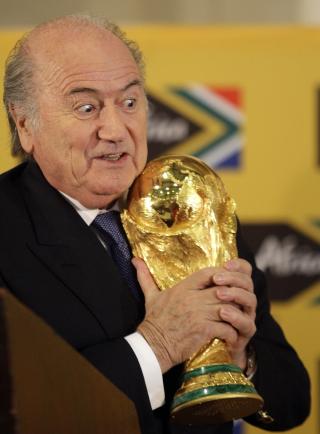 HAR ORDNET SEG: FIFA-president Sepp Blatter med VM-trofeet. Foto: AP/Themba Hadebe/Scanpix