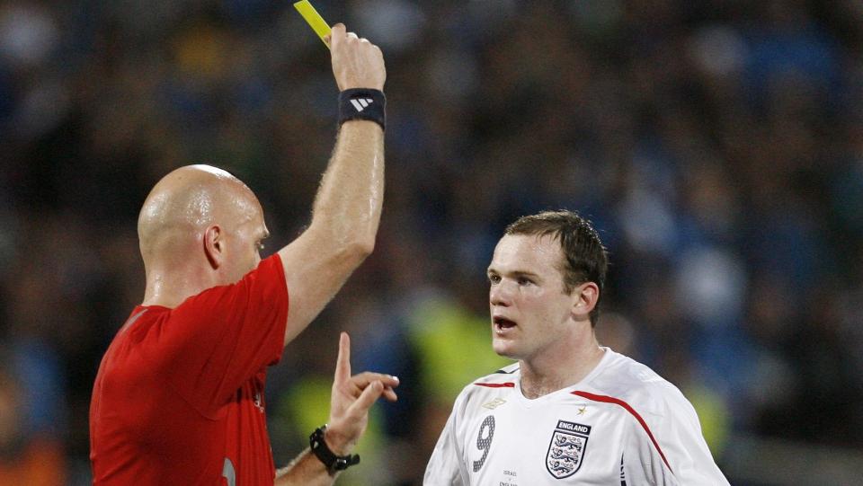 HAR INGEN KLAGER P� ROONEY: Tom Henning �vreb� har d�mt Wayne Rooney b�de i klubb- og landslagssammenheng, men hevder United-spissen ikke utmerker seg negativt med mye og grov munnbruk. Her gir han Rooney det gule kortet i en EM-kvalikkamp mot Israel i 2007. Foto:TREUTERS/Oleg Popov