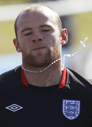 KRISTEN ROONEY?: Rooney har ikke for vane � spille med kors. P� dagens England-trening hang imidlertid dette kjedet rundt halsen p� England-spissen. Foto: REUTERS/Darren Staples