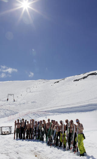 SOMMER: Akerselva ski og beks�m i det de kaller Verdens gladeste skisenter . Fra venstre, P�l Trygve, Jan Henning, Christian, Bj�rn Espen, Frode, Jarl, Julien, Magne, Mattis, Jon, Harald, Glenn, Halvor, Esben og Ola.