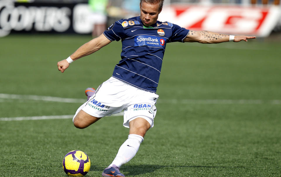 F�LGES TETT: Overgangsspekulasjonene rundt Marcus Pedersen fortsetter med uforminsket styrke. Her dunker han til p� frispark i en tippeligakamp mot Troms�. 
Foto: Erlend Aas / Scanpix