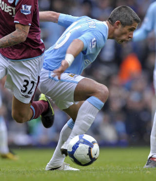 FRIGITT: Brasilianske Sylvinho (36) vant Champions League med Barcelona i 2009. I dag ble han frigitt av City. Foto: AFP/OLLY GREENWOOD