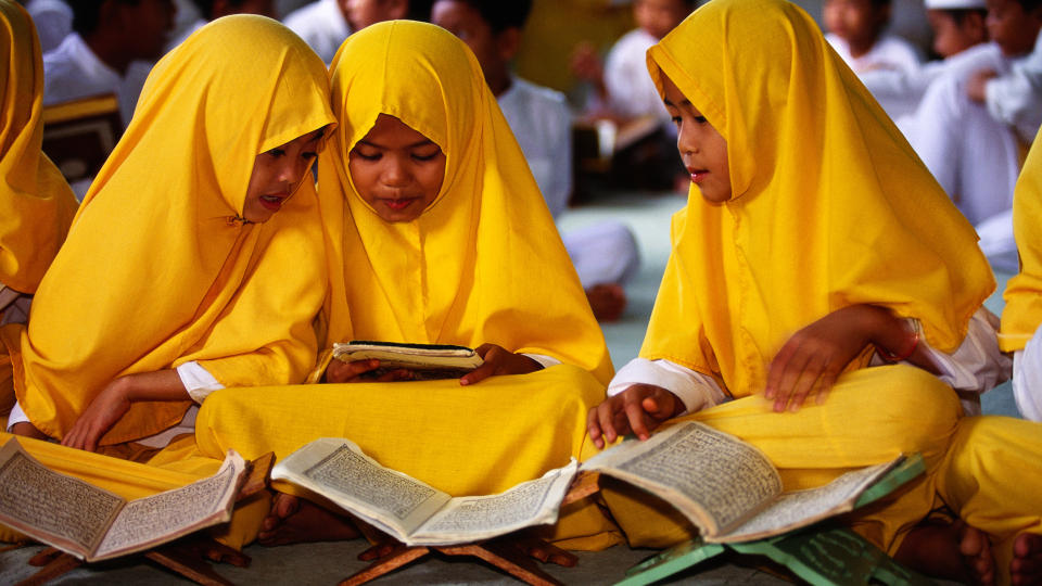 SKOLEUNIFORM: Det finnes skoleuniformer b�de med og uten hijab.  Her jenter med hijab p� en skole i Brunei. Foto: Scanpix
