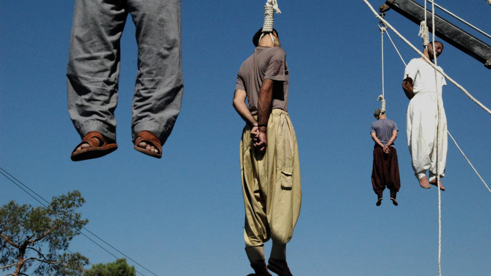 GRUOPPVEKKENDE: Slik ser det ut n�r iranske myndigheter henger p�st�tte kriminelle offentlig. Arkivfoto: AFP / SCANPIX