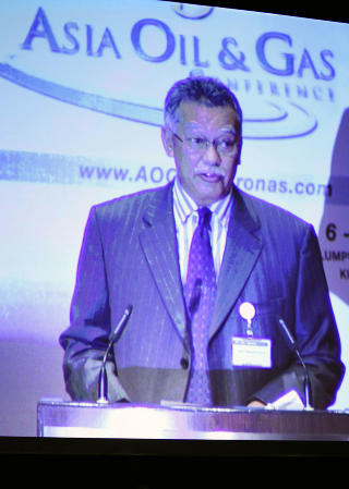 - ST�TTET KRIGSFORBRYTELSER: Shamsul Azhar og hans Petronas Oil. Her er Azhar p� en storskjerm under en konferanse i mars. Foto: AP/Mark Baker/Scanpix