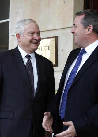 NYE SANKSJONER: USAs forsvarsminister Robert Gates (venstre) og hans britiske kollega Liam Fox m�ttes i dag i London. Gates er sikker p� at de nye sanksjonene mot Iran g�r gjennom FNs Sikkerhetsr�d denne uka. Foto: Reuters