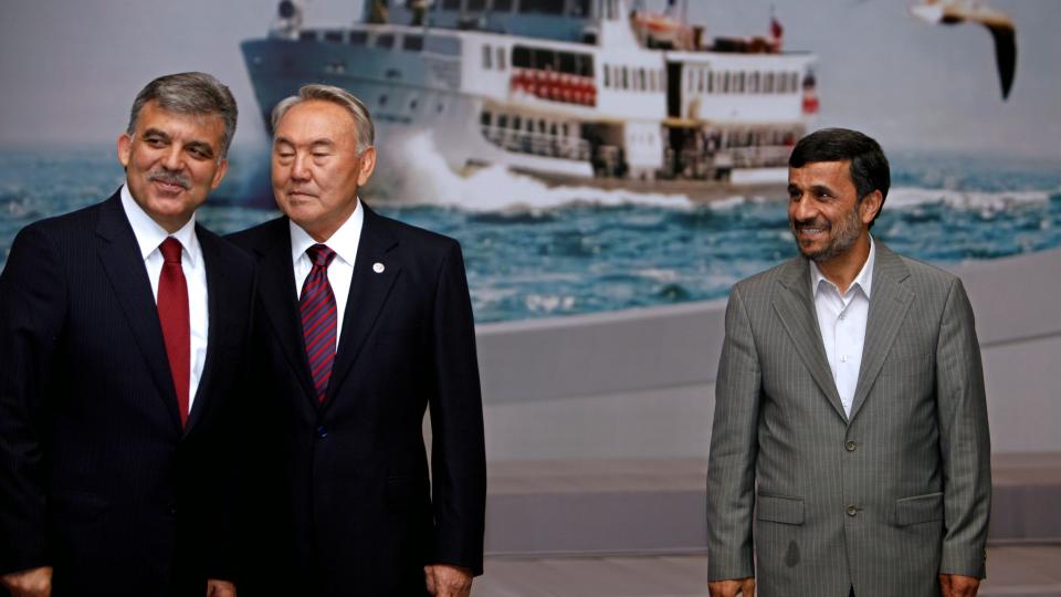 BLANT VENNER: Mahmoud Ahmadinejad p� bes�k hos Tyrkias president Abdullah Gul (t.v.), sammen med Kazakhstans president Nursultan Nazarbayev (i midten). Foto: EPA/Scanpix