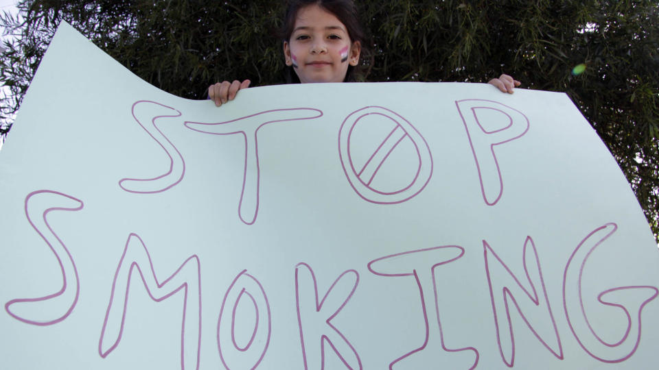  OGS� MIDT�STEN:  Syria er siste land ut med ny r�ykelov etter strengt europeisk m�nster. Det skjedde i april. Butikkansatte risikerer mer enn en halv m�nedsl�nn i bot for � selge sigaretter til unge under 18 �r. FOTO: AP/SCANPIX.