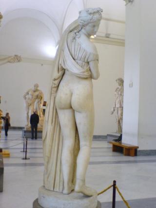 TIDLIG MOONING: Afrodite Kallipygos betyr Afrodite med den fine rumpa. Alle statuene av henne er som denne, hun drar opp skj�rtet og viser fram bakdelen. Originalen er tapt, men antas � v�re fra 300 f.Kr. Foto: Fra Wikimedia under Creative commons-lisens
