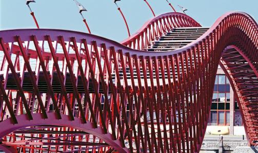 SLANGE: Som en Pyton slanger gangbroen seg over et sund og forbinder to bydeler med hverandre. Treffende navngitt Pytonbrug (Pyton-broen). Foto: iAmsterdam.com