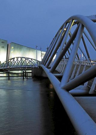 IKKE EN FISK: Nemo er vitenskapssenteret i Amsterdam, tegnet av arkitekten Renzo Piano. Like fin � g� opp�, som inni. FOTO: iAmsterdam.com