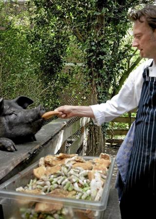 NATURLIG MAT: En av Nederlands beste kokker, Sander Overeinder, driver Restaurant As som et �kologisk prosjekt. Du kan reservere plass ved hans bort til lunsj hver dag. Foto: Restaurant As.