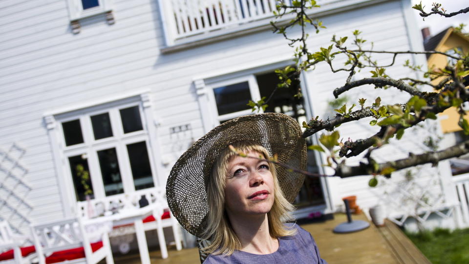 Uti v�r hage: Britt-Synn�ve Johansen (39) falt for det gamle huset med hage p� Storhaug i Stavanger, selv om det trengte kj�rlighet og et romslig renoveringsbudsjett. N� er det pusset opp fra topp til t� og fra innerst til ytterst.