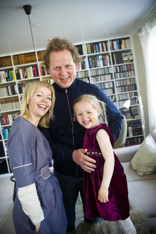 Endelig p� plass:Det tok sin tid. Men n� er Britt-Synn�ve, Jan og Sigrid i Stavanger, etter flere �r i Oslo.