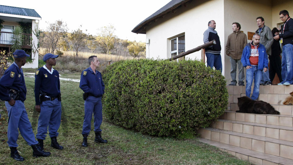 RAMMET AV KRIMINALITET: Journalister sendt til S�r-Afrika for � rapportere om Cristian Ronaldo og co fikk seg en uhyggelige overraskelse onsdag. Flere portugisiske reportere ble ranet av en v�pnet bande. Foto: Scanpix/REUTERS/Stringer