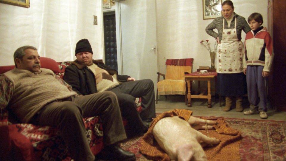 Valgets kvaler: Hvordan slakte en gris uten at naboene i blokka merker noe? Dette er et av problemene som m� l�ses i �Gylne tider�.