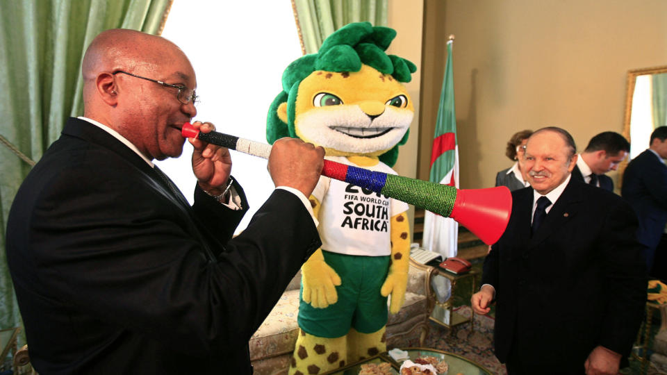 TUT: Jacob Zuma underholder (?) sin algeriske kollega Abdelaziz Bouteflika. Foto: Reuters/Scanpix