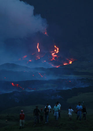 N�RME: Turistene p� vei tilbake etter � ha sett p� vulkanen Pacaya. Foto: AP