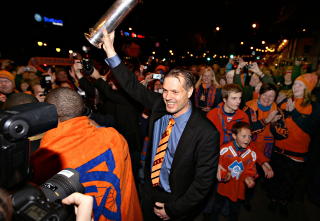 INGEN REPRISE: Kjetil Rekdal med feiret med kongepokal og glade fans i Oslo 8. november 2009.
Foto: ARNT E. FOLVIK