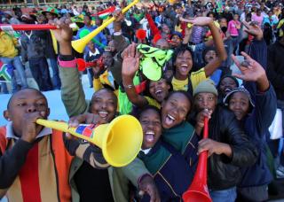 POPUL�R: S�r-afrikanske supportere feiret Vuvuzelaens dag i g�r.Foto: SCANPIX/EPA/NUNO VEIGA