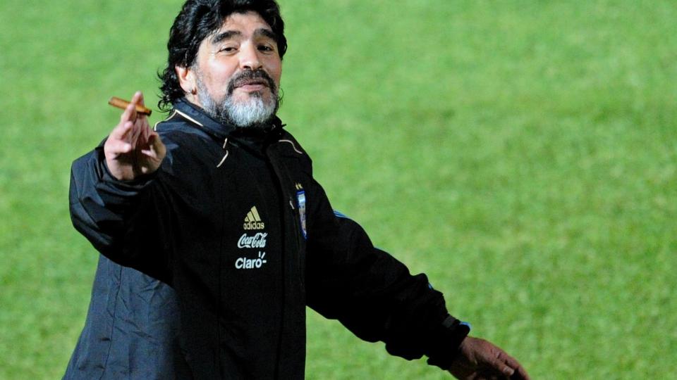 FEIT CUBANER: Diego Maradona har en forkj�rlighet for Cuba og Fidel Castro, men sier ikke nei takk til en av landets popul�re sigarer heller. Og g�r ikke av veien for � fyre opp under trening, som her under g�rsdagens argentinske �kt i Pretoria. Foto: Vassil Donev, EPA/Scanpix