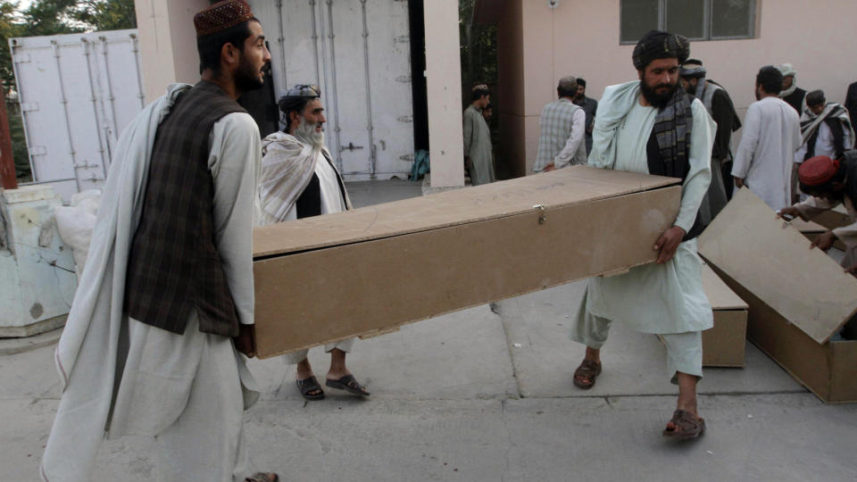 DREPT: To menn gravlegges i Kandahar-provinsen. De var blant de 40 som ble drept under en selvmordsaksjon mot et bryllup onsdag kveld. Foto: REUTERS/Ahmad Nadeem