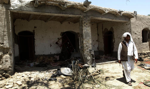 STORE SKADER: De fleste av ofrene for onsdagens selvmordsaksjon s�r i Afghanistan er menn eller gutter. Selvmordsbomberen sprengte seg i lufta i teltet der brudgommen og de mannlige gjestene befant seg. Foto: AP/Allauddin Khan