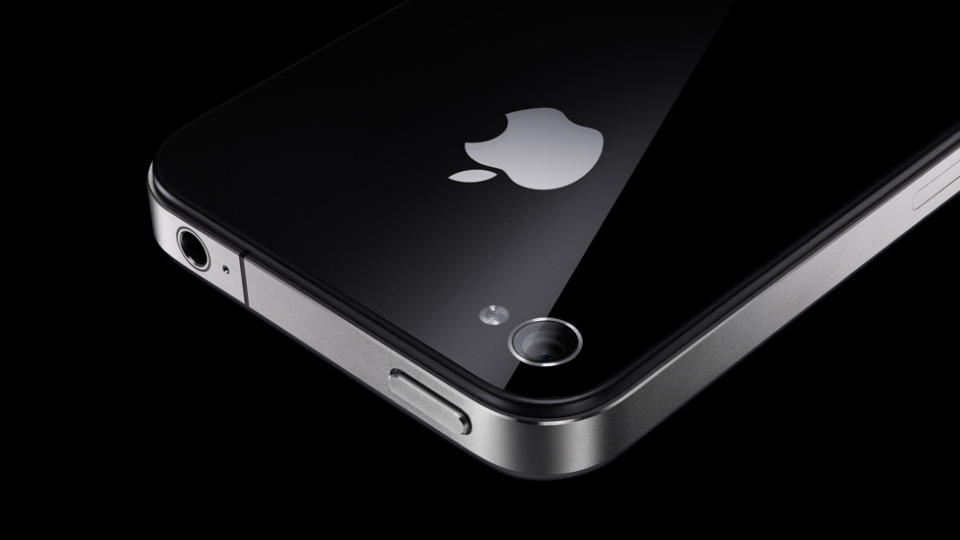 ST�RRE ENN SUMMEN AV DELENE: Det er enkelt � plukke iPhone 4 fra hverandre. Men summen av delene kan vise seg � bli en usl�elig helhet, mener DB.nos kommentator. Foto: APPLE