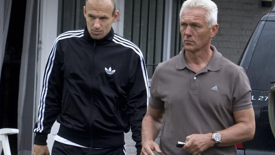 ER FRISKMELDT: Arjen Robben kommer her ut fra et bes�k hos sin fysioterapeut, som i dag meldte at vingen n� er klar til spill igjen. Foto: EPA/ED OUDENAARDEN