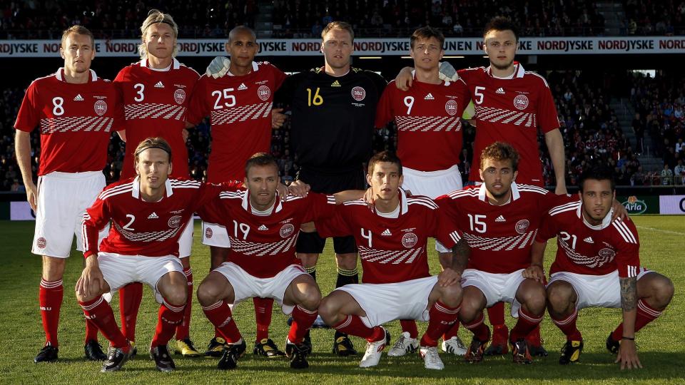 FORSVARER NORDENS �RE I VM: Forventningene til Danmark er ikke de st�rste etter to tap p� rappen i oppkj�ringen. Her er derimot laget som slo Senegal 2-0 27. mai:  Nederst fra venstre: Christian Poulsen, Dennis Rommedahl, Daniel Agger, Jakob Poulsen og Mikkel Beckmann. Bakerst fra venstre: Thomas Kahlenberg, Simon Kj�r, Simon Poulsen, Kim Christensen, Jon Dahl Tomasson og William Kvist. AP Photo / POLFOTO, Finn Frandsen