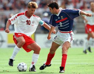 INGEN LAUDRUP LENGER: Michael Laudrup er kanskje den beste spilleren Norden har produsert. Her i aksjon mot Frankrike i VM 98. Foto:  Robert Pratta/REUTERS