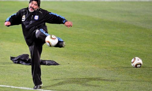 GUDS FOT: Maradona viser gamle kunster. Her har kanskje spillerne mer � l�re av ham enn n�r det gjelder livsstil og kosthold. Foto: Vassil Donev, EPA/Scanpix