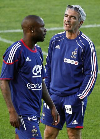 FURTER: William Gallas boikotter media etter � ha blitt forbig�tt av Domenech i valget av kaptein.Foto: SCANPIX/AP/Francois Mori