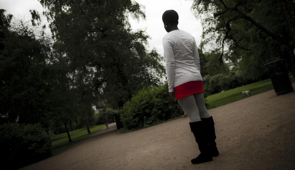 REDD FOR BAKMENN: Denne nigerianske kvinnen (25) har v�rt i Oslo siden desember 2009, og lever i stadig frykt for at bakmennene skal finne henne, eller skade familien hennes i Nigeria. Hun har anmeldt halliken, men opplever at politiet i Norge ikke prioriterer � etterforske saken hennes. Foto: H�kon Eikesdal
