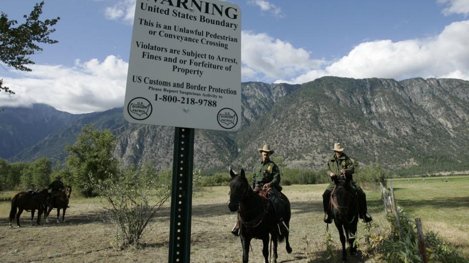 GRENSEVAKTER: Vaktholdet langs den amerikansk-kanadiske grensen ble trappet kraftig opp etter 11. september. Det er tema i David Lynch' roman.  Foto: AP /Ted S. Warren