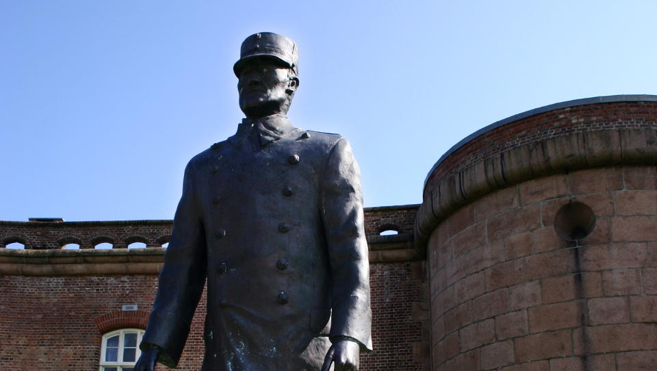 HEDRET TIL SLUTT: Statuen av Oberst Birger Eriksen p� Oscarsborg Festning er p� plass. Men det tok lang tid f�r den h�ndfaste offiseren fikk sin velfortjente hyllest. 

Foto: Kirsten Buzzi / Dagbladet