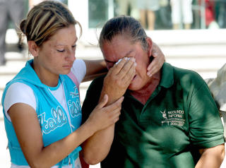 S�RGER: Moren Maria Guadalupe Guerequa s�rger over tapet av sin 15 �r gamle s�nn. If�lge henne skulle Sergio Adrian bare bes�ke broren, da han ble skutt og drept ved grensa. Foto: AFP/Jesus Alcazar/SCANPIX