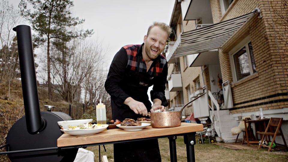 KOKEBOKFORFATTER: Tom Victor Gausdal griller hjemme i hagen.
Foto: Lars Eivind Bones / Dagbladet