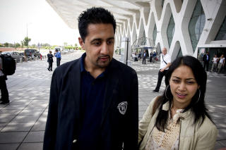 GLEDER SEG TIL VIELSEN: Den blir spektakul�r og romantisk, tror venstrepolitiker Abid Raja og kona Nadia Ansar.