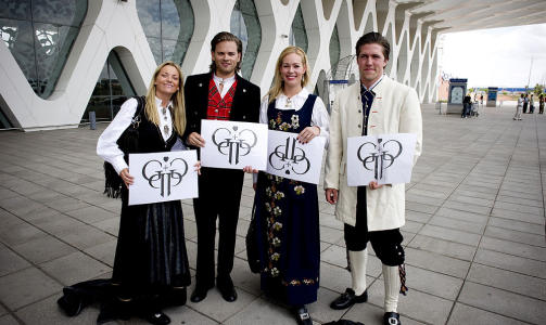 BRYLLUPSMONOGRAMMET: Janne Danielsen, Fredrik Bj�rkdal, Malin Sjoner og Sindre Sandberg holder plakater med monogrammet til Stordalen og Melhus. Alle foto: �istein Norum Monsen